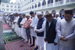 आज ईद उल फित्र (ईद)पर्व मनाउँदै