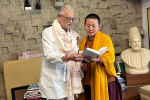 आनीको बहुचर्चित गीत ‘फूलको आँखामा’ हिन्दीमा, गुलजारले गरे अनुवाद