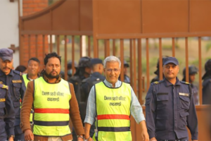 हत्कडीसहित लगियो रविन्द्र मिश्रलाई सरकारी वकिलको कार्यालयमा