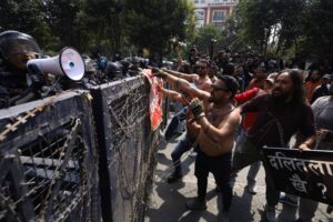 दलित अभियान्ताको अर्धनग्न प्रदर्शन, प्रहरीसँग घम्साघम्सी बानेश्वरमा