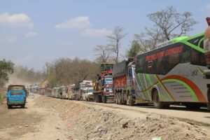 दाउन्नेमा खस्यो सुक्खा पहिरो, यातायात अवरूद्ध