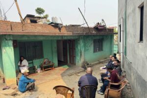 मेयर बालेनले भेटे तीनकुने घटनामा ज्यान गुमाएका परिवारलाई