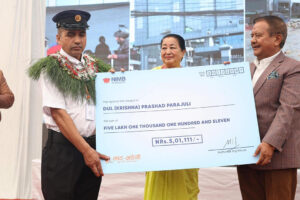 भाटभटेनीमा लुट्न आएकामाथि प्रतिकार गर्ने सुरक्षागार्ड पराजुली पुरस्कृत, ५ लाख सहित बढुवा