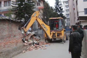 कवाड संकलन केन्द्रमा महानगरपालिकाको डोजर