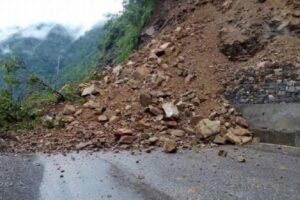 बाढी र पहिरोले देशभरका राजमार्ग अवरुद्ध