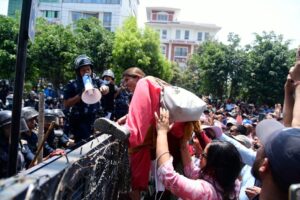 बानेश्वरमा शिक्षक र प्रहरीबीच धकेलाधकेल