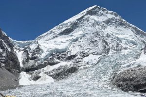 सगरमाथा क्षेत्रमा प्रतिकूल मौसम, आरोहीहरू सुरक्षित स्थानतर्फ फर्किँदै