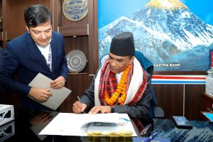 पदभार गर्दै नवनियुक्त गभर्नर पौडेलले भनेः नागरिकको निक्षेपलाई राष्ट्र बैंकले सुरक्षा गर्दछ