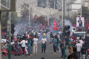 पूर्वराजा शाहलाई काठमाडौं महानगरले तोकेको जरिवाना तिर्दै राजावादी