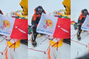 सगरमाथाको चुचुरोमा अनेरास्ववियुको झण्डा