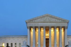 अमेरिकी सर्वोच्च अदालतले आप्रवासी निष्कासन गर्न लगायो रोक, ट्रम्प आक्रोशित