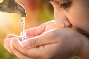 पानी पिउदाँ गलत त गरिरहनु भएको त छैन, उसो भए यो ४ तरिका जान्नुहोस्