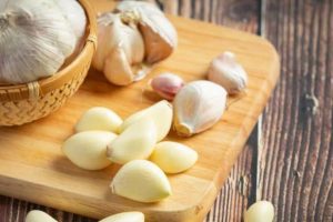 अल्कोहलसहित यी तीन चीजसँग झुक्किएर पनि नखानुहोस् लसुन