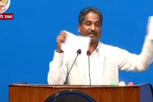 संसदको रोष्ट्रमबाटै सांसद प्रभु साहले निजामती विधयेक च्यातेर बहिष्कार