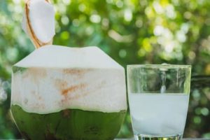 याे गर्मिमा नरिवल पानी पिउनुहोस्, चमात्कार फिल् गर्नुहोस्