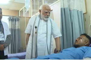 अहमदाबाद दुर्घटनामा बाँचेका एकमात्र यात्रुलाई भेटे मोदीले