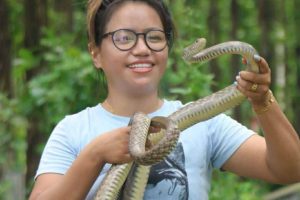 सम्झना राईले गरिन करिब ४ सर्पकाे उद्दार, बनाइन फरक पहिचान