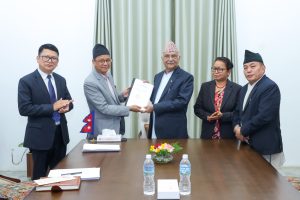 प्रधानमन्त्रीसमक्ष फास्ट्र ट्रयाक डुकुछापमा सार्न सुुझाव प्रतिवेदन हस्तान्तरण