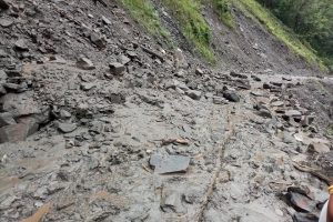 यी ६ स्थानमा राजमार्ग अवरुद्ध, ४ ठाउँमा एकतर्फी यातायात सञ्चालन