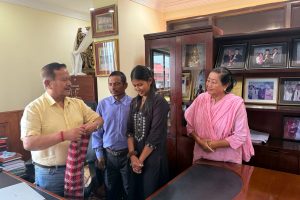 इँटाभट्टाको खलामा काम गर्दै अध्ययन गरेकी गोमा श्रेष्ठलाई भाटभटेनी अध्यक्ष गुरूङले एमबीबीएससम्म अध्ययन गराउने