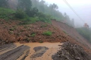 बाढी र पहिरोले पाँच राजमार्ग अवरुद्ध