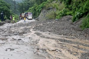 बाढीपहिरोस् यी ११ सडक पूर्णरूपमा अवरुद्ध